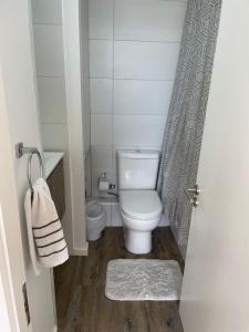 Ένα μπάνιο στο Departamento en Pelluco Alto, sector tranquilo y confortable +13 φωτογραφίες