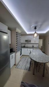 una cucina con tavolo e frigorifero di شقة مفروشة في اسطنبول Furnished Apartment in Istanbul a Esenyurt