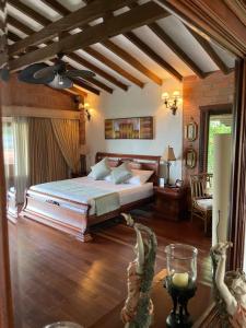 1 dormitorio con 1 cama grande en una habitación en Finca hotel Villa Camila en Copacabana