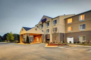 a hotel with a parking lot in front of it at Fairfield Inn and Suites by Marriott Atlanta Suwanee in Suwanee