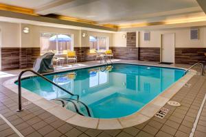 una piscina en medio de una habitación de hotel en Fairfield Inn and Suites by Marriott Atlanta Suwanee, en Suwanee