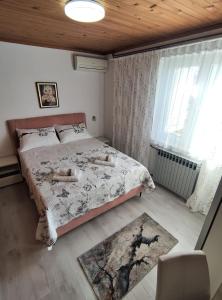 um quarto com uma cama e uma janela em Apartments with a parking space Makarska - 6784 em Makarska