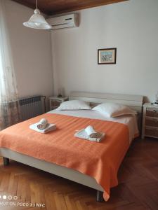 Posteľ alebo postele v izbe v ubytovaní Apartments with parking spaces Makarska - 6784
