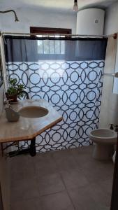 y baño con lavabo y aseo. en Casa en colonia para 7 personas, en Colonia del Sacramento