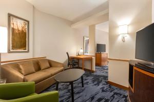 uma sala de estar com um sofá e uma mesa em Fairfield Inn & Suites Jacksonville West/Chaffee Point em Jacksonville