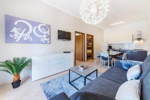 Il comprend un salon avec un canapé bleu et une cuisine. dans l'établissement Apartments with a parking space Rabac, Labin - 9652, à Rabac
