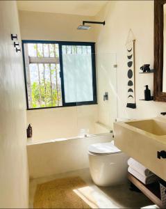 Vonios kambarys apgyvendinimo įstaigoje Vida Boho Apart 12 with special fee to access Hotel Bardo