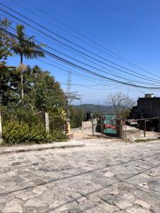 eine leere Straße mit einer Palme und Stromleitungen in der Unterkunft Departamento El Jardín in Xocoyolo