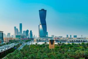 vista su una città con un edificio alto di Sheraton Riyadh Hotel & Towers a Riyad