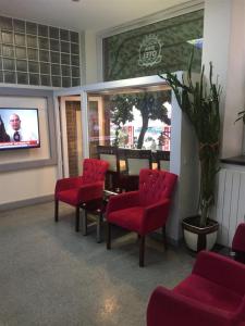 TV a/nebo společenská místnost v ubytování Şirin Hotel