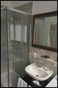 un bagno con lavandino e doccia di Domus Roma Vacanze - Qui staremo bene a Roma