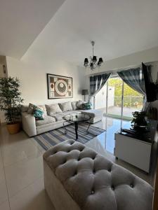 sala de estar con sofá y mesa en Boca Chica Luxury apartment en Boca Chica