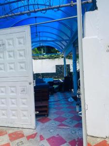 an open door to a room with a blue ceiling at Casa con piscina in El Colegio