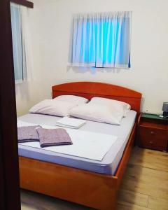 ein Bett mit zwei Kissen auf einem Zimmer in der Unterkunft Seaside holiday house Drasnice, Makarska - 10359 in Drašnice
