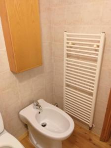 een badkamer met een witte wastafel en een toilet bij Casa Mimosa 1 in Gressan