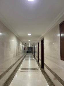 an empty hallway in a building with white walls and ceilings at فندق سرايا سيف مكة المحبس in Makkah