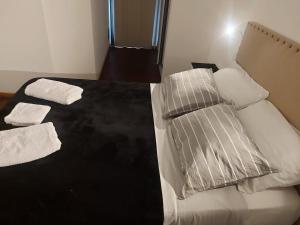 Habitación con cama y sofá con almohadas en Lo que buscabas en Nueva Cordoba en Córdoba