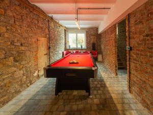 Luxury chalet in Jalhay with private sauna tesisinde bir bilardo masası