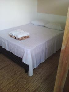 uma mesa branca com duas toalhas em cima em Pousada Marlin Azul em Canavieiras