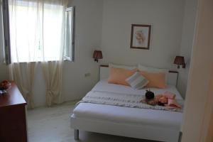 un dormitorio con una cama con dos animales de peluche en Apartment Marlais A, en Cavtat