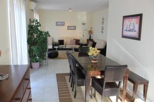 cocina y comedor con mesa y sillas en Apartment Marlais A, en Cavtat