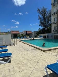un niño nadando en una piscina en un edificio en Boca Chica Luxury apartment, en Boca Chica
