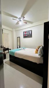 a bedroom with a bed with a ceiling fan at Hotel Real Jaguar in Tuxtla Gutiérrez +7 photos