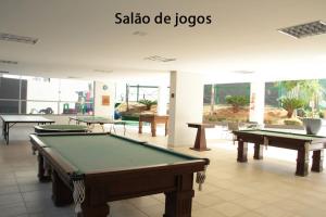 una mesa de billar en una habitación con mesas en Apto no Veredas do Rio Quente, en Rio Quente