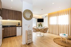 a kitchen and dining room with a table and a dining room at Marinha Grande Apartamentos N2 ZEN in Marinha Grande