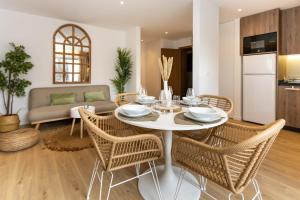 マリーニャ・グランデにあるMarinha Grande Apartamentos N2 ZENのテーブルと椅子のあるキッチンとリビングルーム +33枚の写真