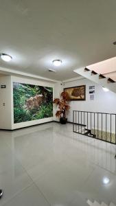 圖斯特拉古鐵雷斯的住宿－Hotel Real Jaguar，一间大房间,墙上挂着绘画作品