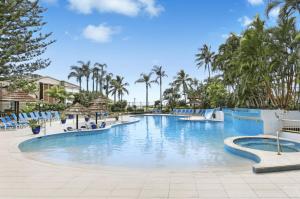 Bazén v ubytování Absolute beachfront Royal Palms nebo v jeho okolí