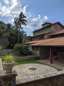 um edifício com uma planta de vasos em frente em Fazenda Capuava em Bananal