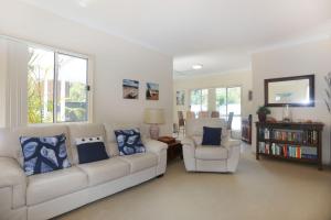 sala de estar con sofá y 2 sillas en Blue Paradise on Coorilla, en Hawks Nest
