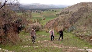 un grupo de tres personas caminando por una colina en Pousada Villa Huaripampa, en Jauja