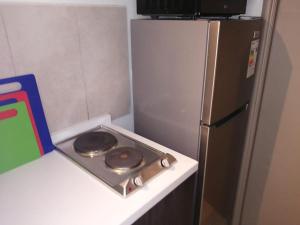 een kleine keuken met een fornuis en een koelkast bij Departamento en Pucón 202 in Pucón