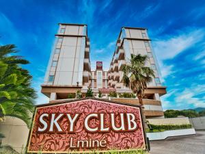 武雄市SKY Lmine Takeo LOVEHOTEL的前面有标志的建筑物
