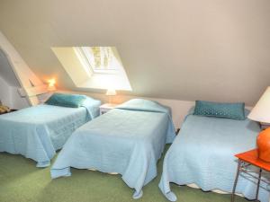 a bedroom with two beds and a window at Gîte douillet en forêt d'Amboise, parc boisé 2.5 ha, cheminée, vélos, WiFi, jardin privé, animaux acceptés - FR-1-381-457 in Souvigny-de-Touraine