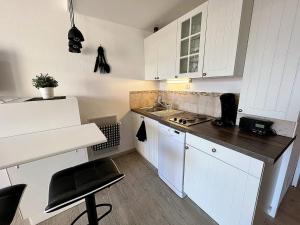 Kuchyňa alebo kuchynka v ubytovaní Studio mezzanine proche mer avec balcon - FR-1-197-558 + 7 fotografií