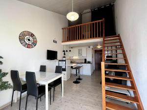 Televízia a/alebo spoločenská miestnosť v ubytovaní Studio mezzanine proche mer avec balcon - FR-1-197-558
