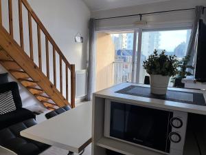 Kuchyňa alebo kuchynka v ubytovaní Studio mezzanine proche mer avec balcon - FR-1-197-558