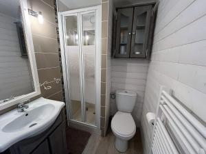 Kúpeľňa v ubytovaní Studio mezzanine proche mer avec balcon - FR-1-197-558