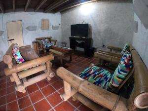 a living room with chairs and a television in a room at RESERVA ANDINA in Piedecuesta
