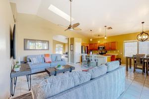 ein Wohnzimmer mit blauen Sofas und eine Küche in der Unterkunft Warm Wishes in Phoenix