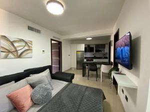 - une chambre avec un lit et un bureau dans l'établissement Elegante apartamento en Playa el Angel, à Porlamar