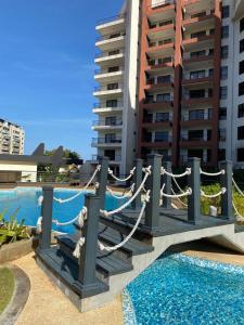 een brug over een zwembad naast een gebouw bij Elegante apartamento en Playa el Angel in Porlamar