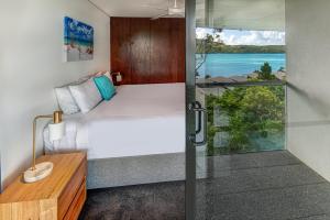 Postel nebo postele na pokoji v ubytování Waves 6 on Hamilton Island by HIHA + 24 fotografií