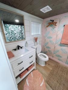 een badkamer met een wastafel, een toilet en een spiegel bij Tiny Islands Resort in Blanco