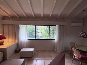 sala de estar con mesa y ventana en Cacao Luxury Suite in Coronado en Chame