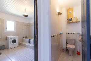 Een badkamer bij JARDIN SECRET, BAS DE VILLA TOUT CONFORT,CLASSE 3*
